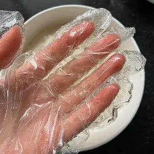 手上抹油或者戴上手套抹油,面团是非常粘手的一定要抹油,实际操作的话