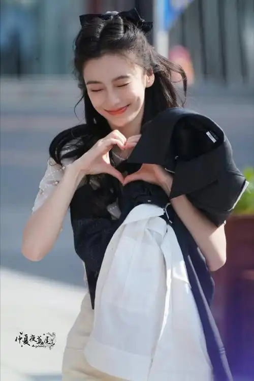 angelababy奔跑吧对粉丝比心##angelababy比心给粉丝打招呼