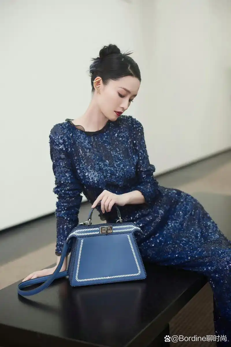 李沁的裙装优雅高贵.