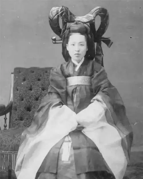 这张照片中的人是袁世凯的姨太太,她本是朝鲜公主金氏.