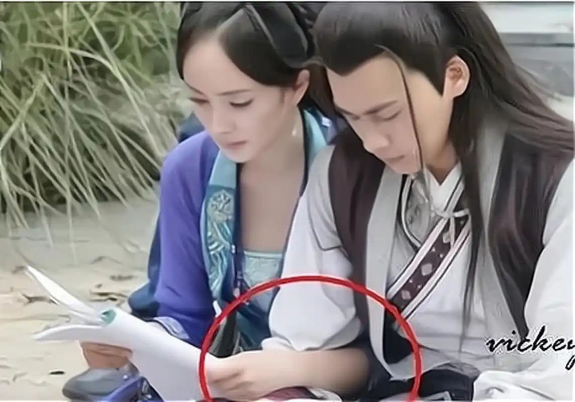 杨幂和李易峰合作出演了《古剑奇谭》和《怦然星动》