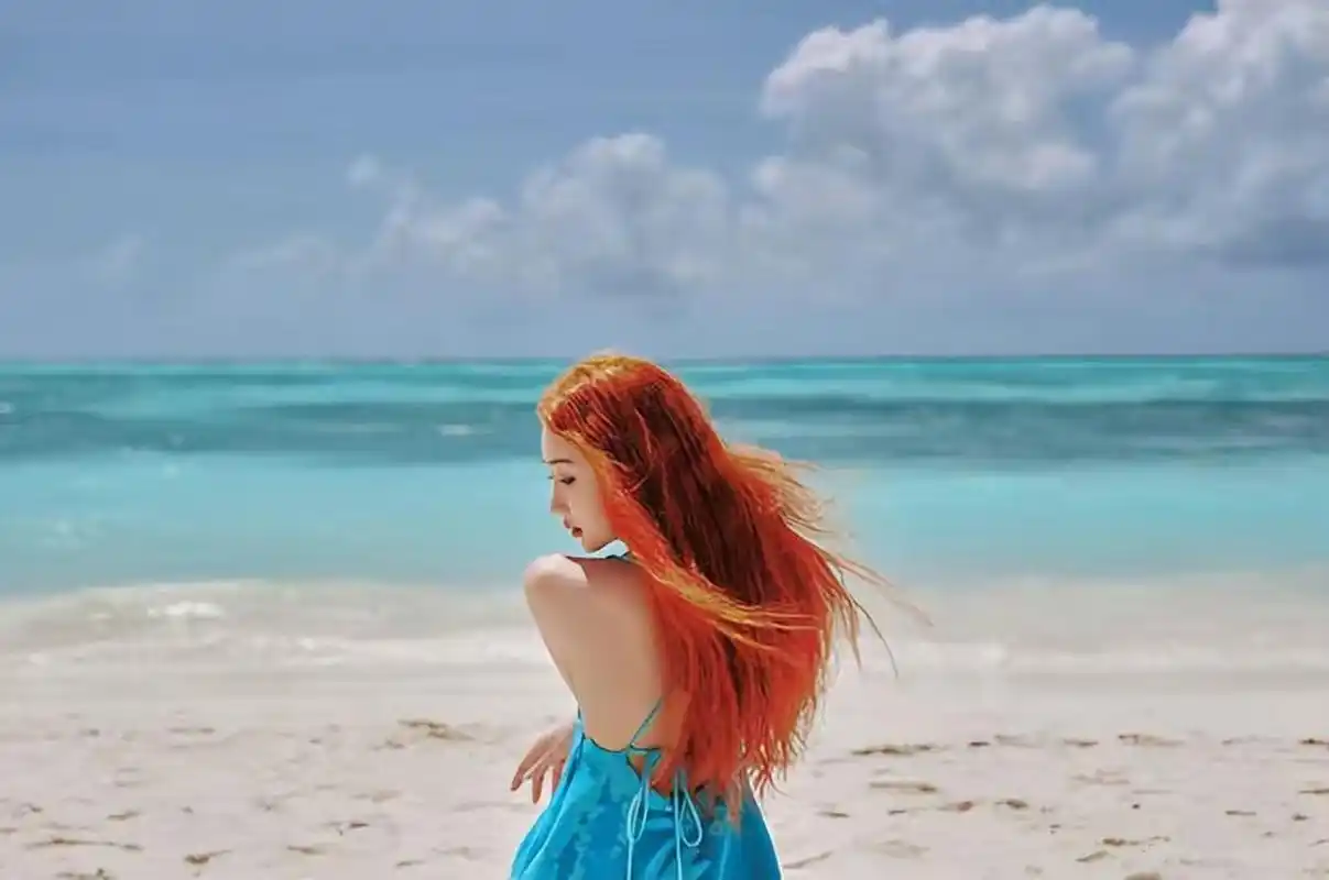 毛晓彤红发蓝裙宛若人鱼公主,海边晒太阳明媚灵动