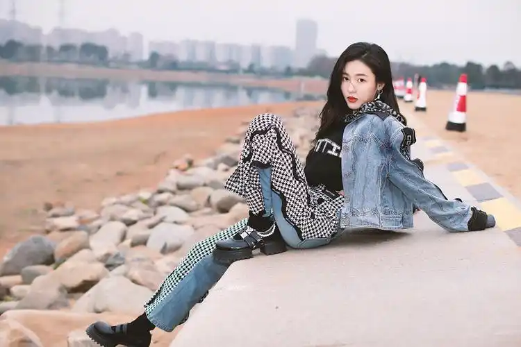 孙芮牛仔造型现身品牌活动 金沙湖边享受落日余晖