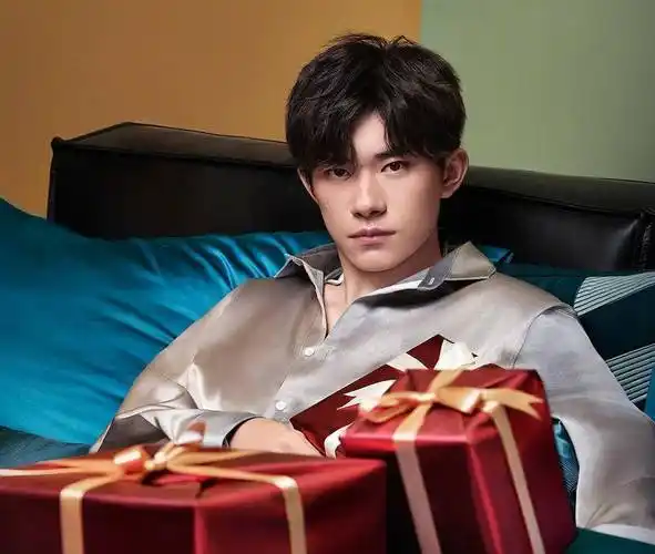 所以说,易烊千玺,他未来可期,不仅是因为他的作品,还因为他这个人以及