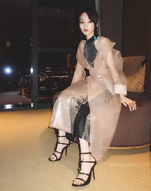 张韶涵炫起富一点都不低调,5个手指戴20个"戒指",真帅!