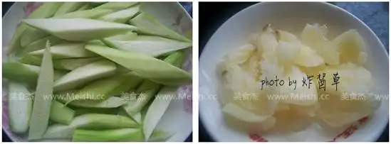 2.丝瓜从中间切开,切成菱形长条;蒜用刀拍碎