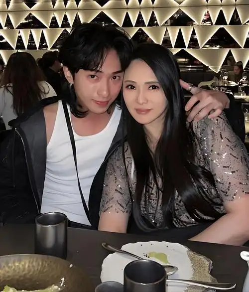 哈利520晒和父母合影照,庾澄庆搞怪,伊能静优雅!一家人显温馨