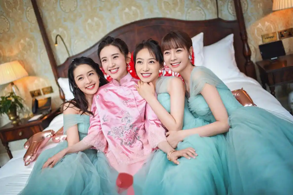 唐艺昕与伴娘团合影,梦幻而浪漫!