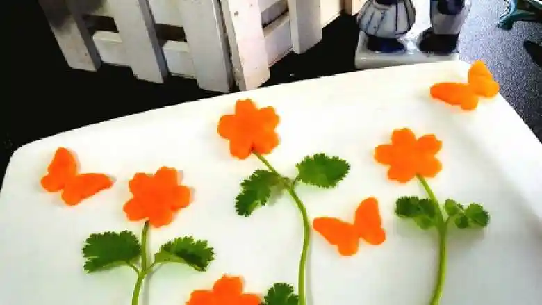 蛋包饭 #有个故事#,胡萝卜压花,取几根香菜,自行发挥弄个摆盘