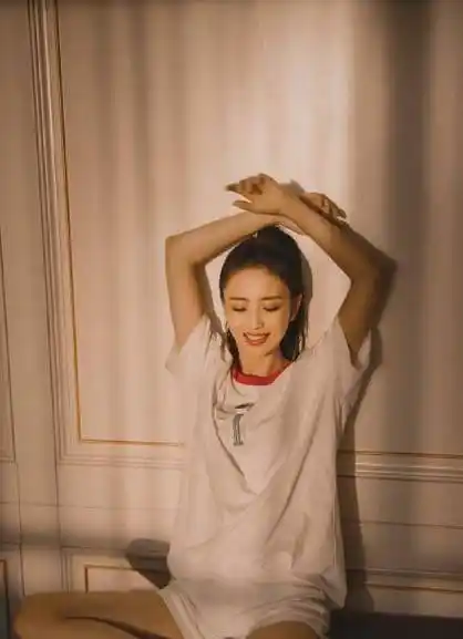 原创原创38岁佟丽娅晒照庆生穿红丝绒外套搭配高马尾状态满分