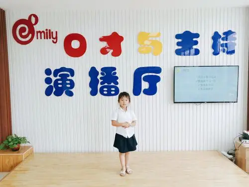 口才班宝贝们上台站姿练习!