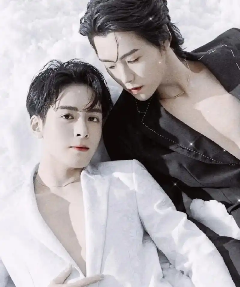 曾舜晞肖宇梁拍摄杂志花絮照,杂志敢拍他俩也很猛,各种默契还有亲密