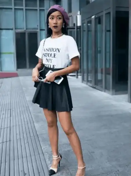 吉克隽逸162身高穿出182超模比例,穿白色吊带连衣裙 珍珠项链叠带