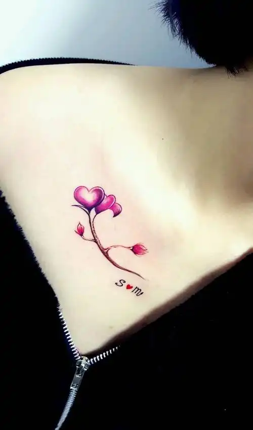 胸口小花纹身图片