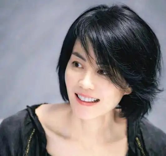 1998年的那一年,29岁的王菲与31岁的那英首次在春晚舞台合作,演唱了