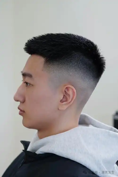 第二款:自然精简短发在男生的中分发型中,造型款式也是非常之多的,在