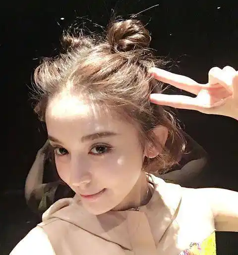 同样是双丸子头,杨幂变暗黑系美少女,热巴撩头发那一刻,心动了_造型