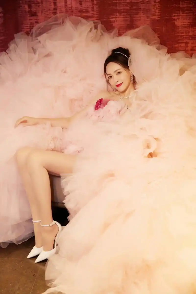 唐嫣美照白色高跟大长腿