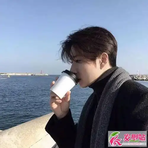 男生发型怎么吹出蓬松感男生中分吹发型步骤