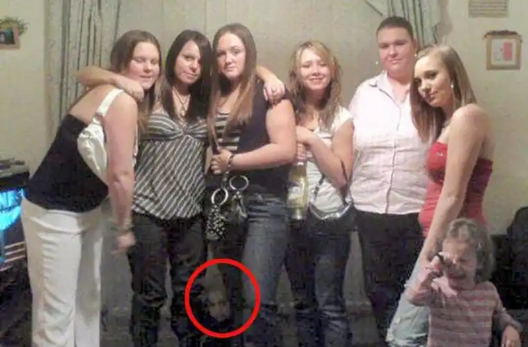 英国男子用手机拍照拍出神秘"鬼脸"(组图)