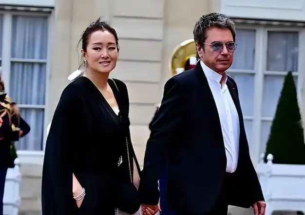 巩俐又牛了,和75岁老公受邀出席法国国宴!一身黑白配又嫩又霸气