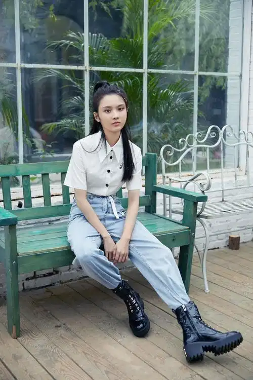 张慧雯扎高马尾身穿白色短衬衫搭配阔腿牛仔裤又甜又酷