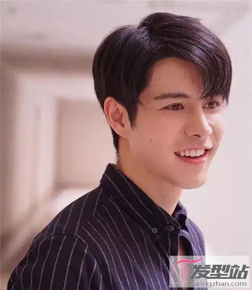 男生三七分发型相比于三七分卷烫的蓬松,这款柔顺飘逸的自然感发型更