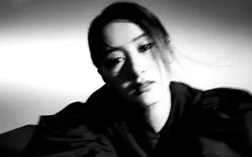 袁冰妍时尚黑白写真桌面壁纸