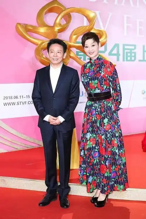 徐帆才是阿姨辈最会穿的超短发搭配印花连衣裙高级又优雅