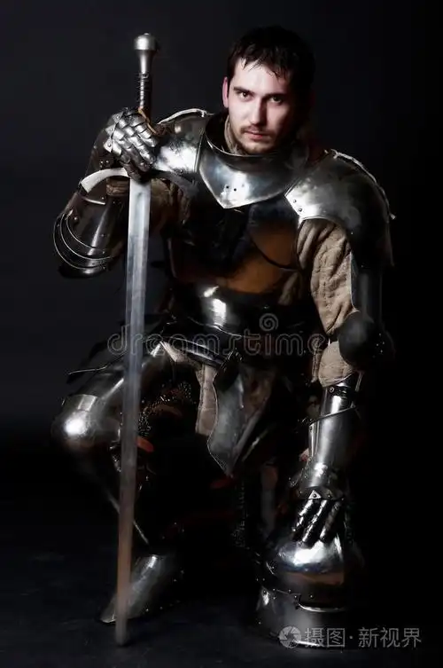 伟大的骑士拿着他的剑和头盔