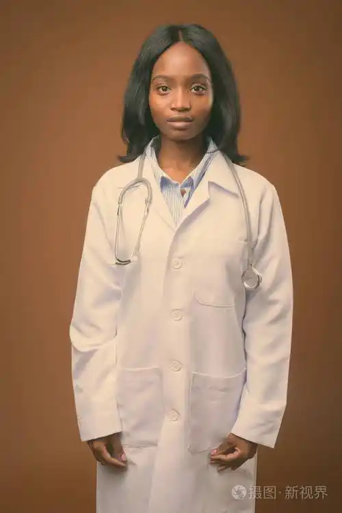 棕色背景下年轻美丽的非洲祖鲁女医生