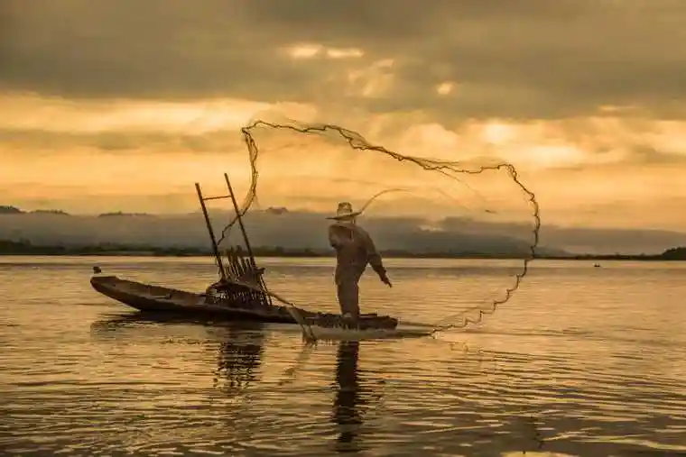 渔民用鱼枪在海里捕鱼