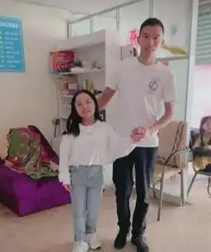 1米8帅小伙娶二婚1米2袖珍女他说身高不重要长得美就行