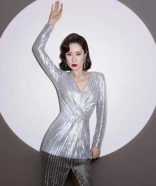 人到中年,刘敏涛依旧凭借自己的自拍图惊艳了众人,她身着旗袍搭配精致