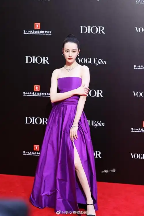 迪丽热巴一袭紫色抹胸裙佩戴银色项链高贵优雅肤白貌美