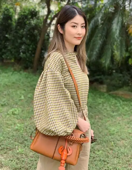 陈慧琳越老越敢穿穿网格上衣配肉色内搭感觉像没穿一样