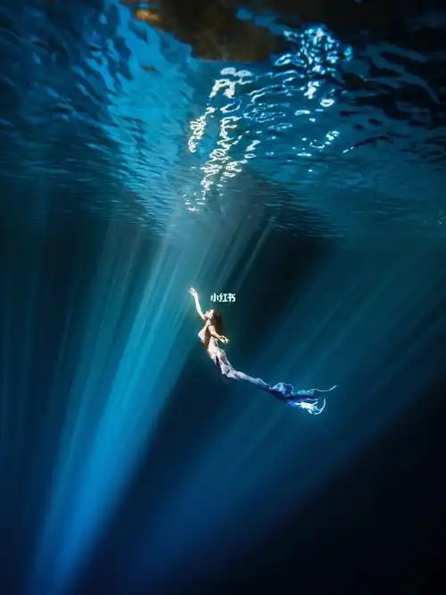 水下摄影美人鱼潜水发现光成为光