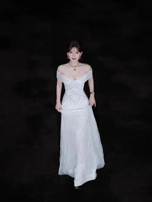 小可爱赵露思今日bvlgari活动造型白色一字肩亮片礼服