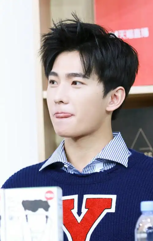 【爪机壁纸】杨洋 百草味 捕捉到一只卖萌的小羊