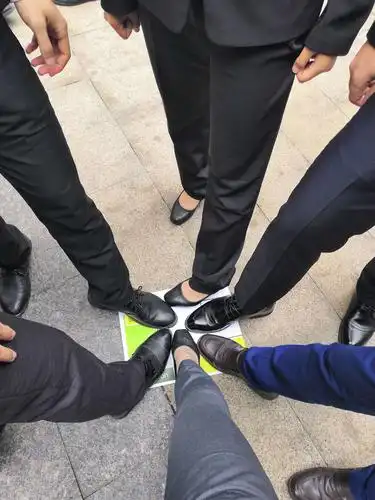 由于人数原因,我们六人或七人一组,所有人需要一只脚踩在一张a4的纸