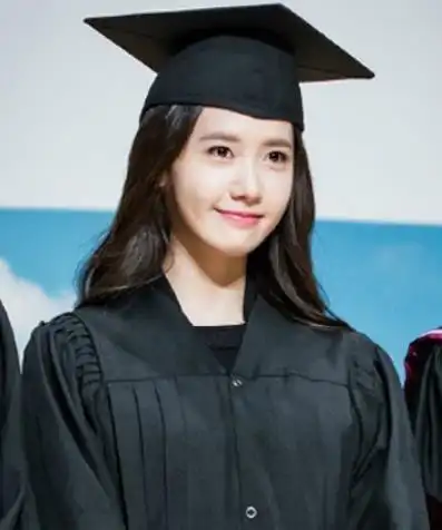 林依晨 林依晨毕业于国立政治大学,属于真正的学霸,她的毕业照也让人