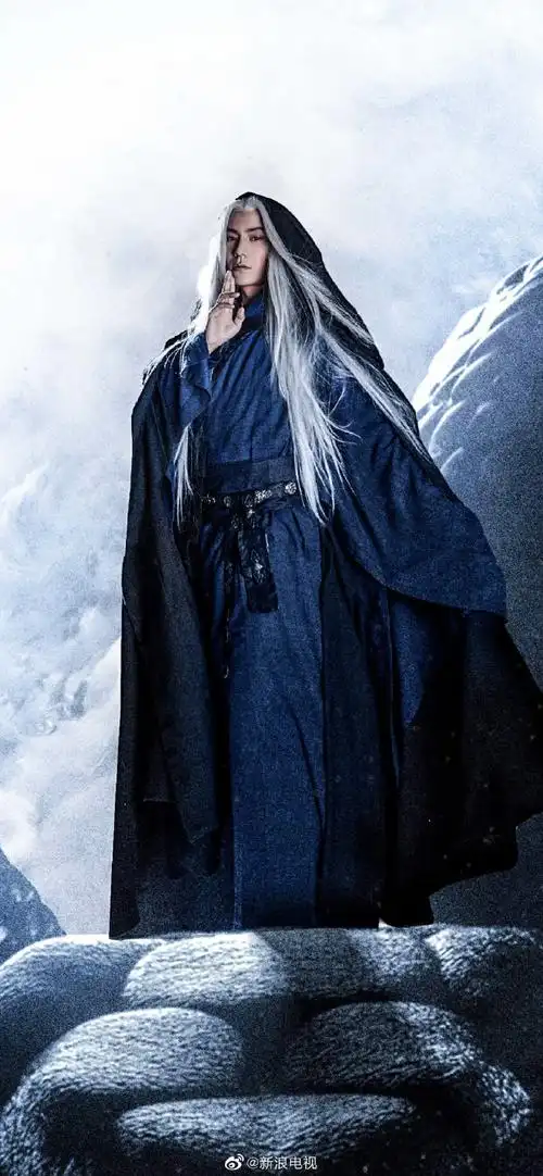 今日,电影《侍神令》发布一组人物海报,#陈坤白发晴明#造型曝光,眼神