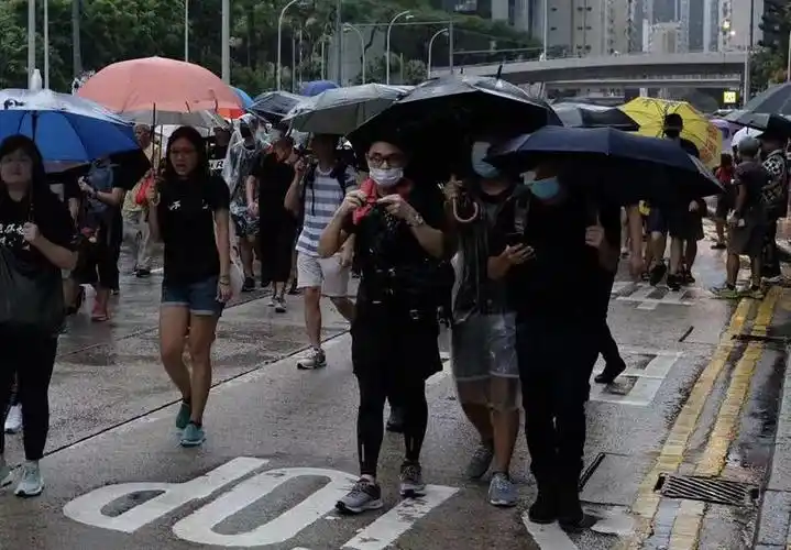 香港示威者举美国国旗戴紧口罩只敢露两只眼图