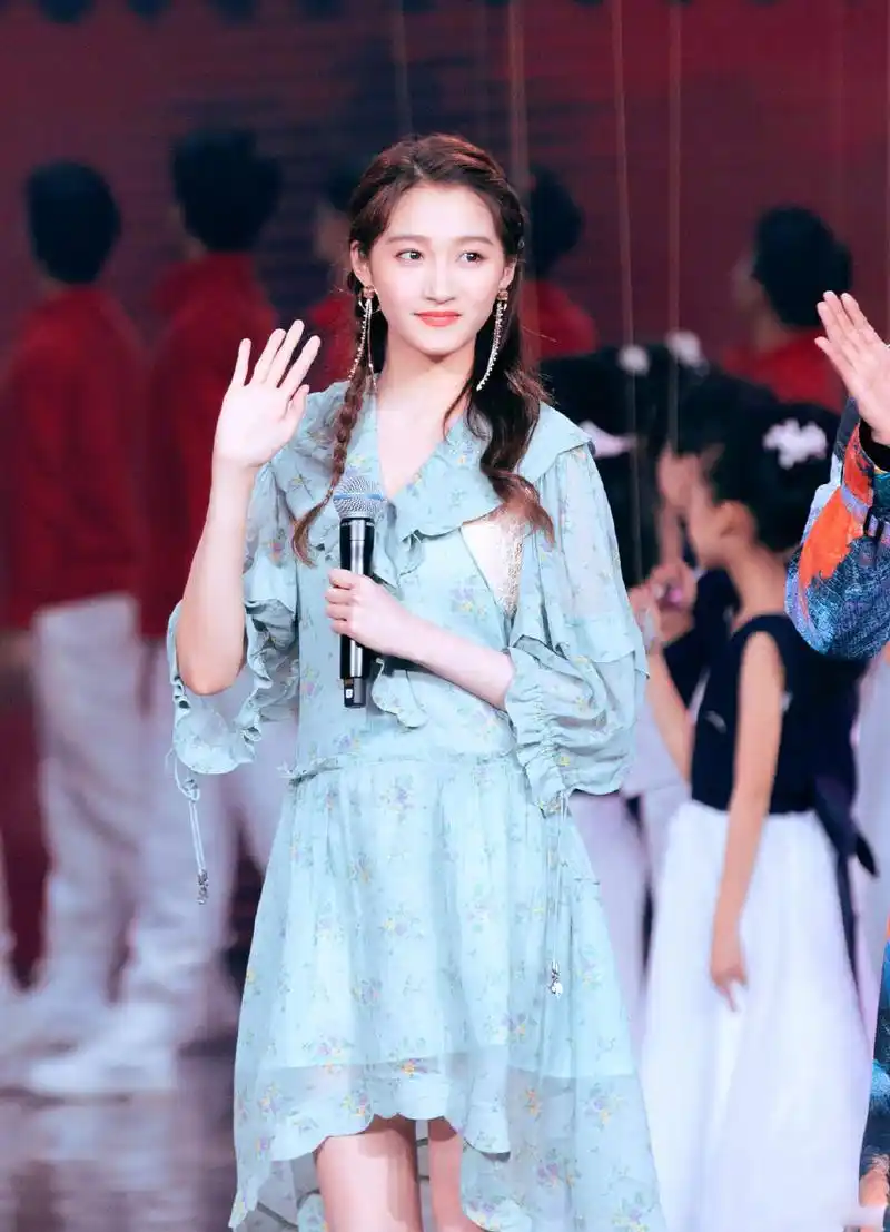 北京春晚,杨幂高定礼服再次抢镜,关晓彤,杨紫