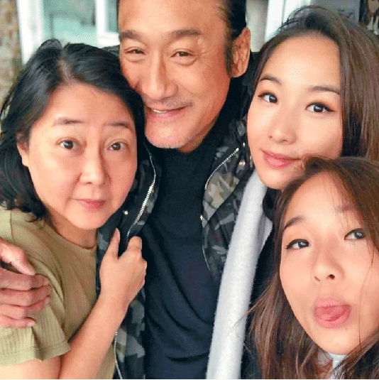 61岁梁家辉与老婆结婚32年恩爱如初牵手逛街超甜蜜