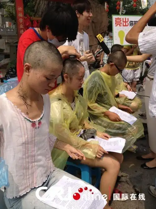 广州女生剃光头不满高招性别歧视组图