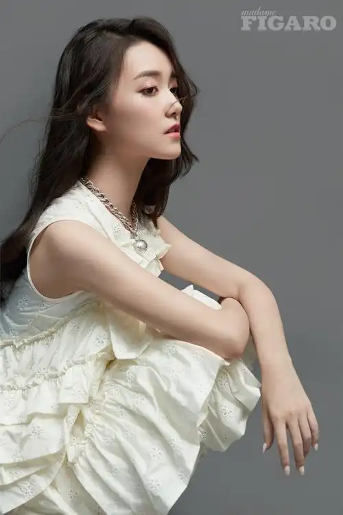 蒋依依曝时尚大片,青春无畏恣意随心