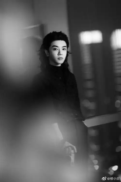 华晨宇黑白氛围感反差大片#华晨宇怎么做到霸气又那么可爱的酷帅霸气