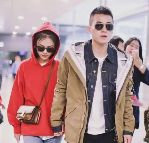 被看衰的恋情并没有分手马思纯张哲轩甜蜜聚餐还带着妈妈参加