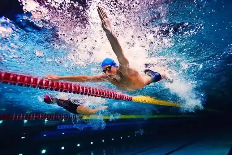 【游泳健身】游泳老是用同一个泳姿,身体是会畸形的!